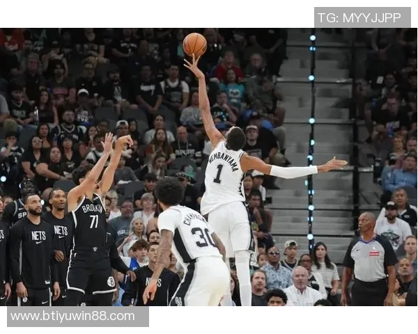 维金斯突破禁区高打板文班亚马展现超凡身高送出精彩钉板大帽