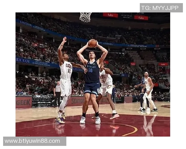 克莱在对阵灰熊中状态回暖场均17分与46个三分引发关注 克莱在对阵灰熊中状态回暖场均17分与46个三分引发关注